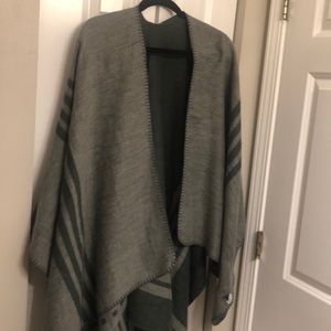 BB Dakota reversible poncho